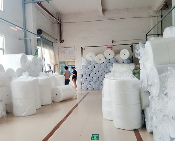 功夫不負(fù)有心人，這句話，小編想送給剛拿下120噸口罩針刺棉訂單的東莞智成纖維業(yè)務(wù)符經(jīng)理。每一場(chǎng)合作的背后，都不是一件容易的事，能成功合作，或是客戶覺(jué)得合作方品牌可靠，亦或是相關(guān)人員服務(wù)周到。 6月17日，東莞智成纖維業(yè)務(wù)符經(jīng)理終于獲得深圳鐘先生的認(rèn)可?；貞浧鹋c深圳鐘先生初見(jiàn)，是兩天前的6月15日，這次登門(mén)拜訪，是深圳鐘先生上門(mén)考察東莞智成纖維。此次考察智成，獲得了深圳鐘先生的極大認(rèn)可，從鐘先生口中得知，鐘先生此前對(duì)比了很多廠家，但只有東莞智成纖維的環(huán)境衛(wèi)生能達(dá)到他的標(biāo)準(zhǔn)，這也是智成人平時(shí)做好7s管理的體現(xiàn)。 6月15日當(dāng)天下午東莞智成纖維業(yè)務(wù)吳總監(jiān)到深圳和鐘先生協(xié)商價(jià)格、合作等問(wèn)題。晚上11點(diǎn)，智成纖維業(yè)務(wù)符經(jīng)理不辭辛勞，把剛打好的樣品送到深圳，讓鐘先生試樣。 第三、第四次，是6月16日，符經(jīng)理帶上張技術(shù)上門(mén)進(jìn)行技術(shù)指導(dǎo)。前前后后兩天時(shí)間，終得深圳鐘先生一句：合同馬上簽給你。 前有劉備三顧茅廬，后有智成符經(jīng)理4次登門(mén)拜訪，兩者終得盡善盡美。東莞智成纖維的每一位銷(xiāo)售人員，秉承著用心、不懈怠任何一位客戶的工作態(tài)度，為客戶服務(wù)著。